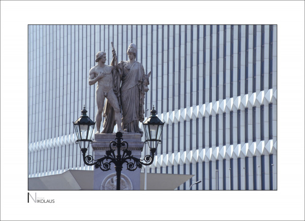 Berlin Strassenlaterne und Denkmal vor einer modernen, kühlen Fassade