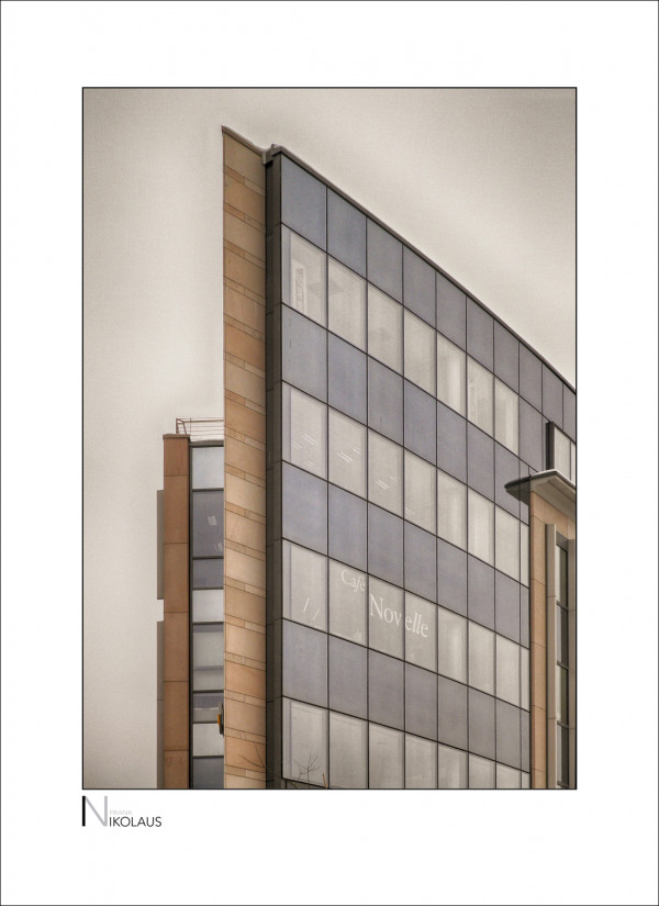 Dresden Moderne Bürofassade in Grau- Brauntönen