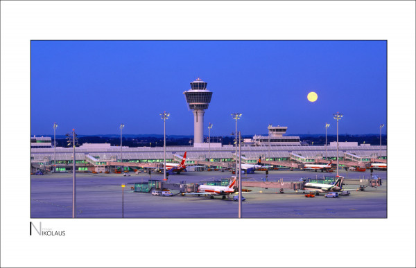 Flughafen München kurz nach Fertigstellung Panorama-Nachtaufnahme des neuen Flughafen München mit Vollmond