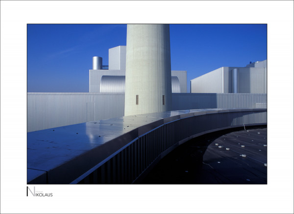 Heizkraftwerk München-Nord Schornstein eines Heizkraftwerks mit Himmel und Edelstahlfassaden