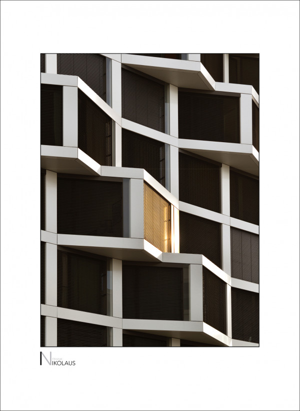 Hilton Hotel München Wabenförmige Fassade des Hilton Hotel München an der Friedenheimer Brücke mit Sonnenreflektion