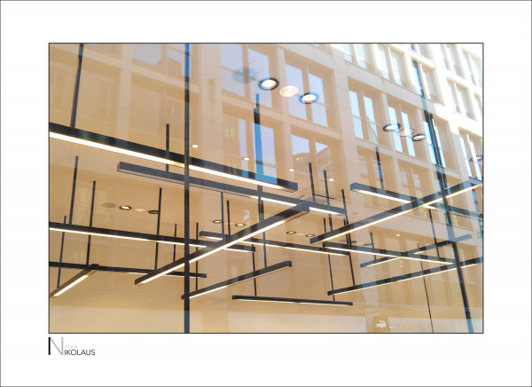 München Moderne Lampen eines Modegeschäfts mit Schaufensterspiegelungen