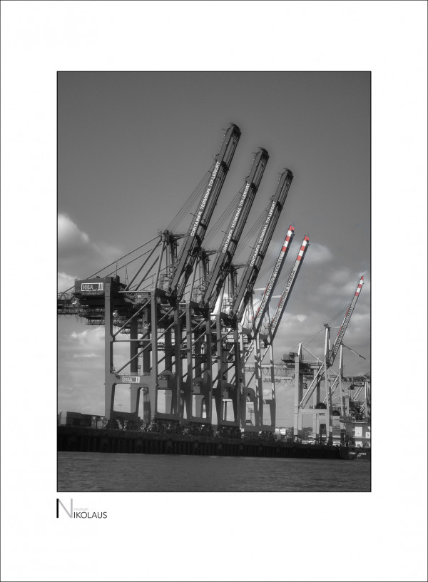 INDUSTRIEFOTOGRAFIE 7 Industriefotografie: Ladekräne im Hamburger Hafen in Schwarz-Weiss