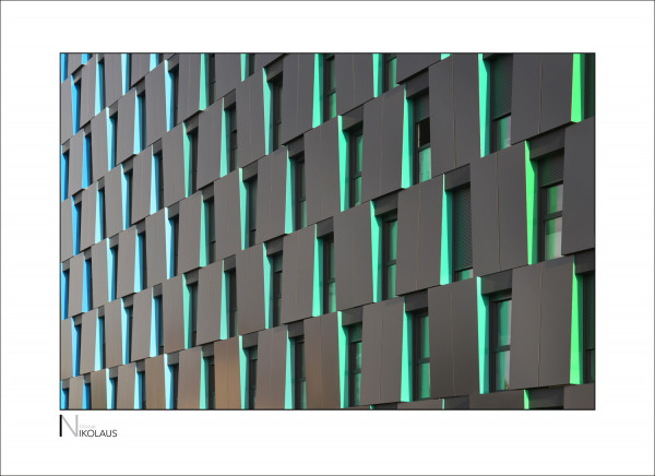 München Blau-Grün changierende Fenster einer modernen Bürofassade