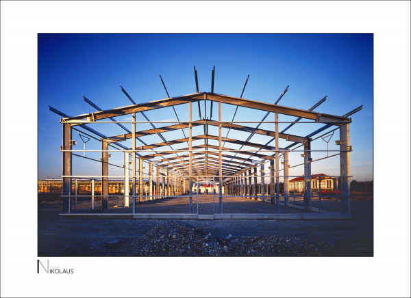 INDUSTRIEFOTOGRAFIE 2 Stahlgerüst einer Industriehalle im Abendlicht