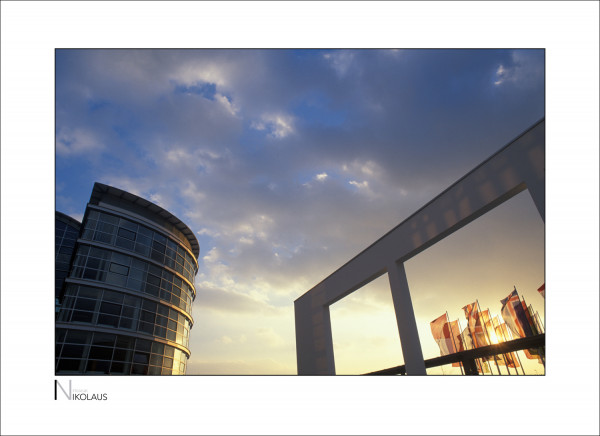 Messe | München Eingangsbereich der Messe München mit Fahnen und Gebäuden