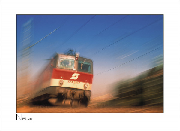 INDUSTRIEFOTOGRAFIE 1 E-Lok der ÖBB in voller Fahrt