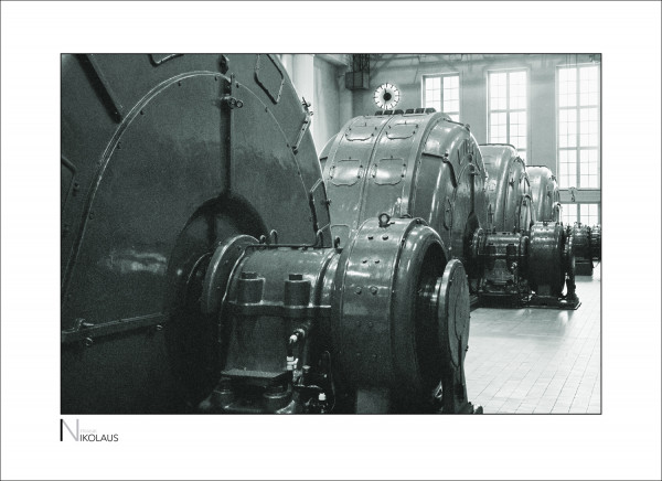Walchensee Kraftwerk Schwarzweiss-Aufnahme von Turbinen des Walchenseekraftwerks Kochel