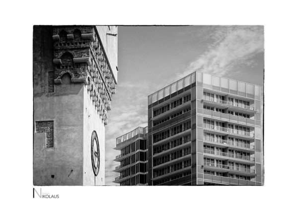 Savona | Italien Hafenturm mit modernen Bürogebäuden im Hintergrund in Savona