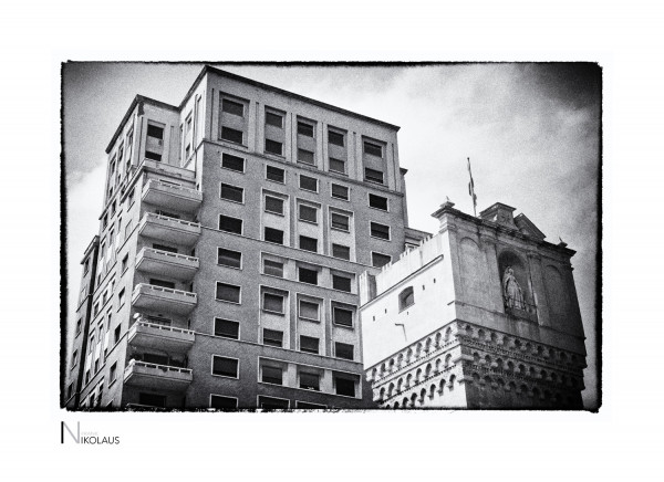 Savona | Italien Wohn- und Hafenturm im italienischen Savona / Architekturfotografie Film Noir
