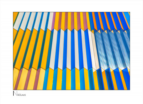 Einkaufszentrum | München Bunte Fassade eines Einkaufszentrums in München