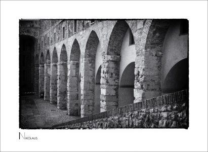 Großer Innenhof mit Arkaden der Festung Savona