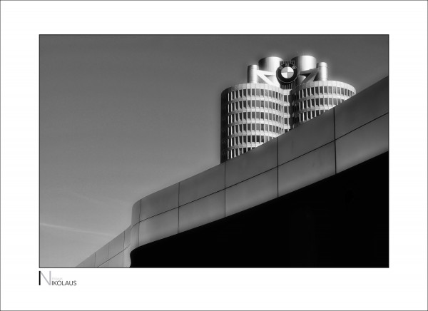 Schwarz-Weissbild des BMW-Hochhauses (Vierzylinder)