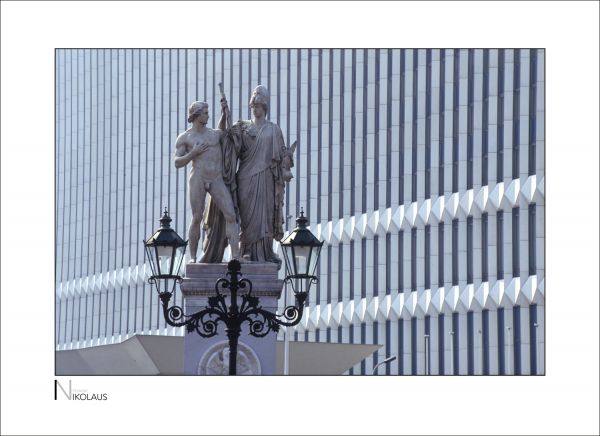 Berlin Strassenlaterne und Denkmal vor einer modernen, kühlen Fassade