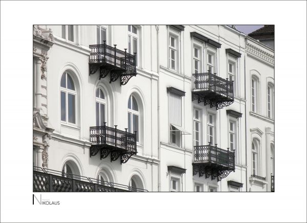 Hamburg Weisse Fassade in Hamburg mit schwarzen Eisenbalkonen