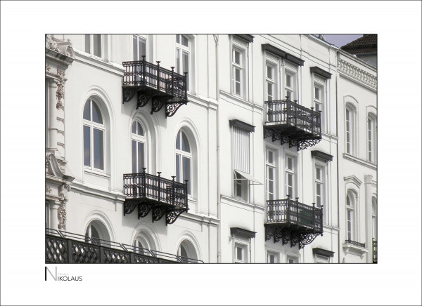 Weisse Fassade in Hamburg mit schwarzen Eisenbalkonen