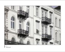 Hamburg Fotografie Architektur: Prachtvoller Altbau mit schwarzen Eisenbalkonen in Hamburg