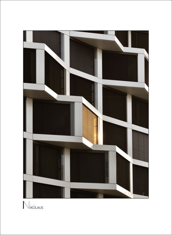 Hilton Hotel München Wabenförmige Fassade des Hilton Hotel München an der Friedenheimer Brücke mit Sonnenreflektion