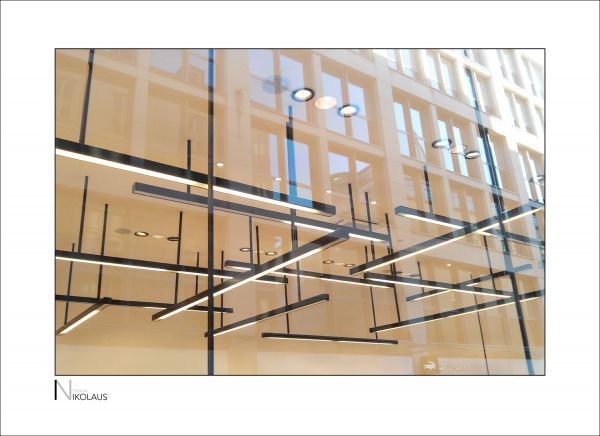 München Moderne Lampen eines Modegeschäfts mit Schaufensterspiegelungen