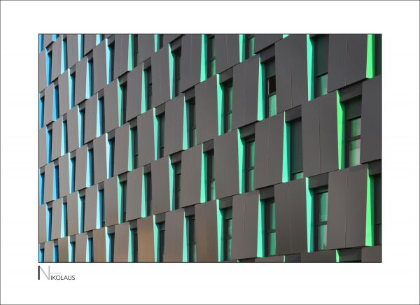 München Blau-Grün changierende Fenster einer modernen Bürofassade