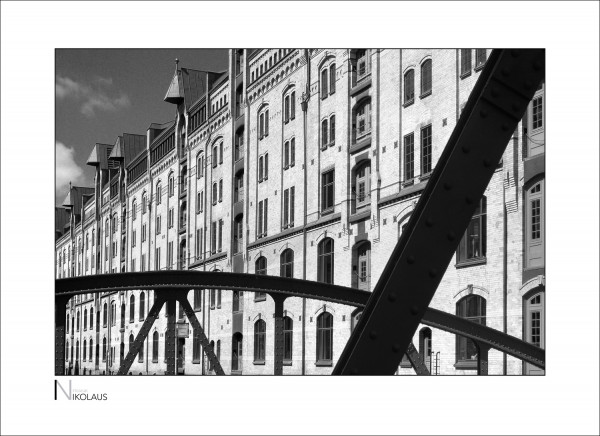 Speicherstadt Hamburg mit Stahlbrücke im Vordergrund