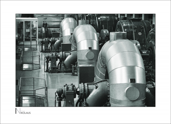 Industriefotografie: Schwarzweiss-Aufnahme von Turbinen des Walchenseekraftwerks Kochel