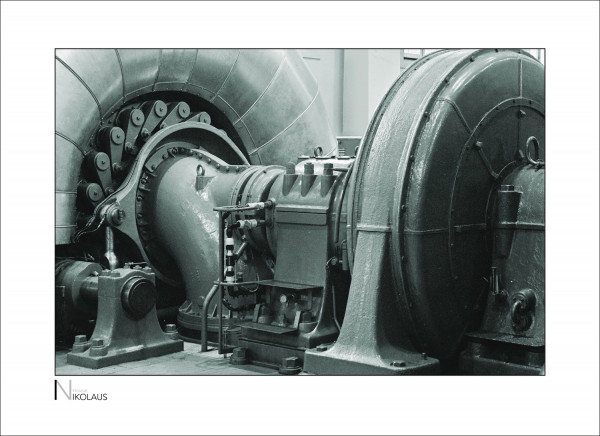 Industriefotografie: Schwarzweiss-Aufnahme von Turbinen des Walchenseekraftwerks Kochel