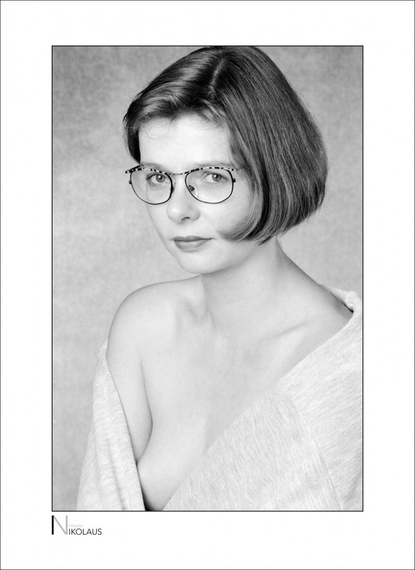Schwarz-Weiss Portrait einer jungen Frau