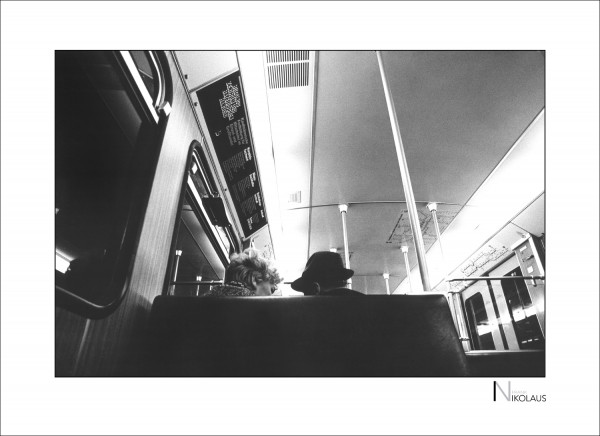 Schwarz-Weiss Bild eines älteren Paares in der U-Bahn