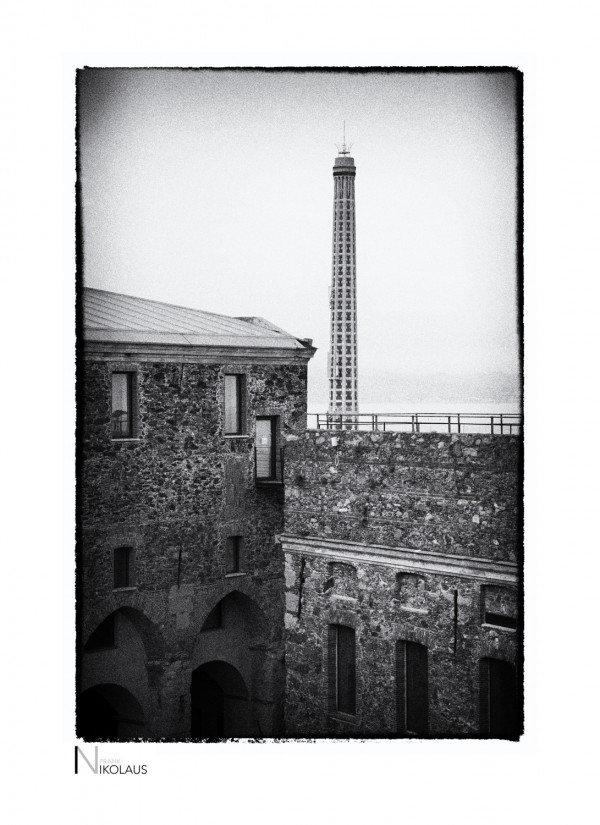 Industrieschlot hinter der Burg Savona / Architekturfotografie Film Noir