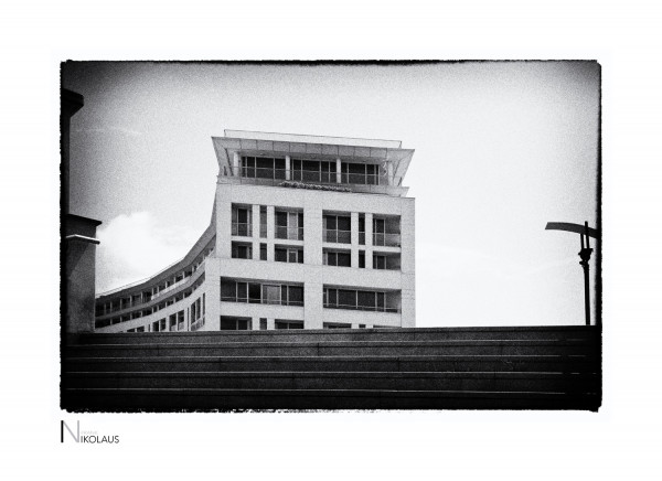 Moderne Bürogebäuden in Savona / Architekturfotografie Film Noir