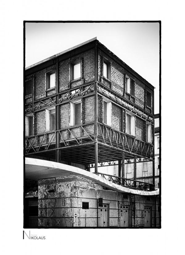 Öffentliches Gebäude in Nizza-Monferrato Architekturfotografie im Stil des Film Noir