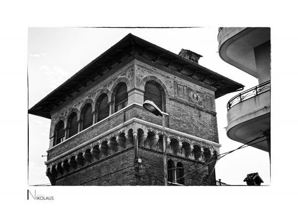 Savona | Italien Wohngebäude in Turmform / Architekturfotografie Film Noir