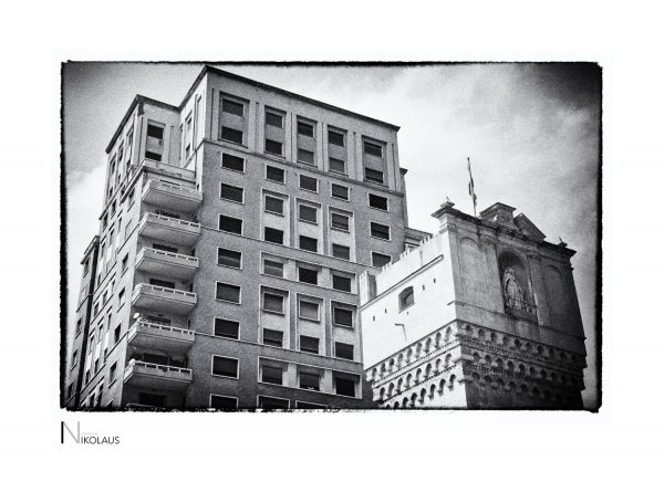 Savona | Italien Wohn- und Hafenturm im italienischen Savona / Architekturfotografie Film Noir