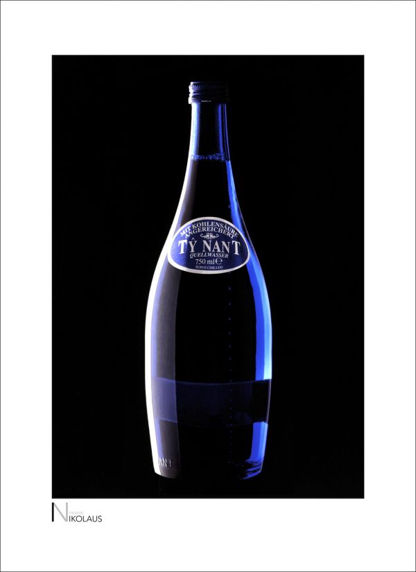 Produktfotografie einer blauen Ty Nant Flasche