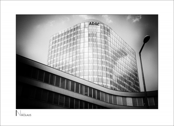 ADAC Firmenzentrale München in Schwarzweiss